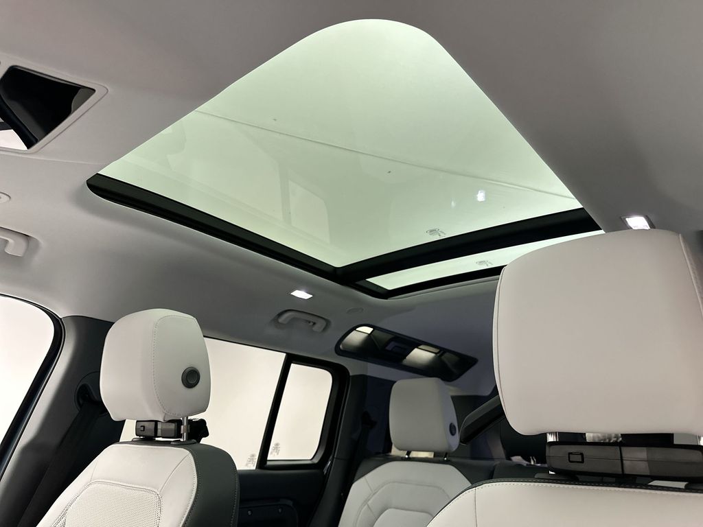 2026 Land Rover Defender 110 photo 10