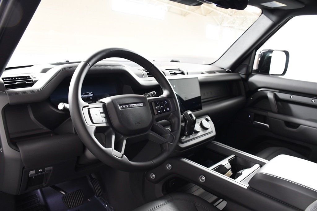 2025 Land Rover Defender 110 X-Dynamic SE photo 12
