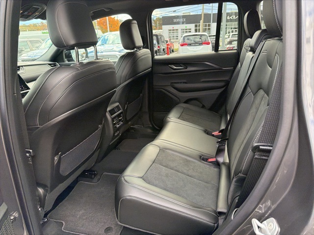 2025 Jeep Grand Cherokee Altitude photo 2