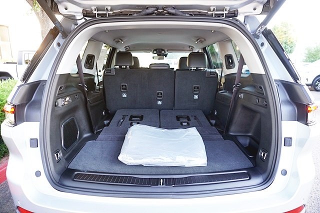 New 2023 Silver Zynith Exterior Paint Jeep Limited image 16