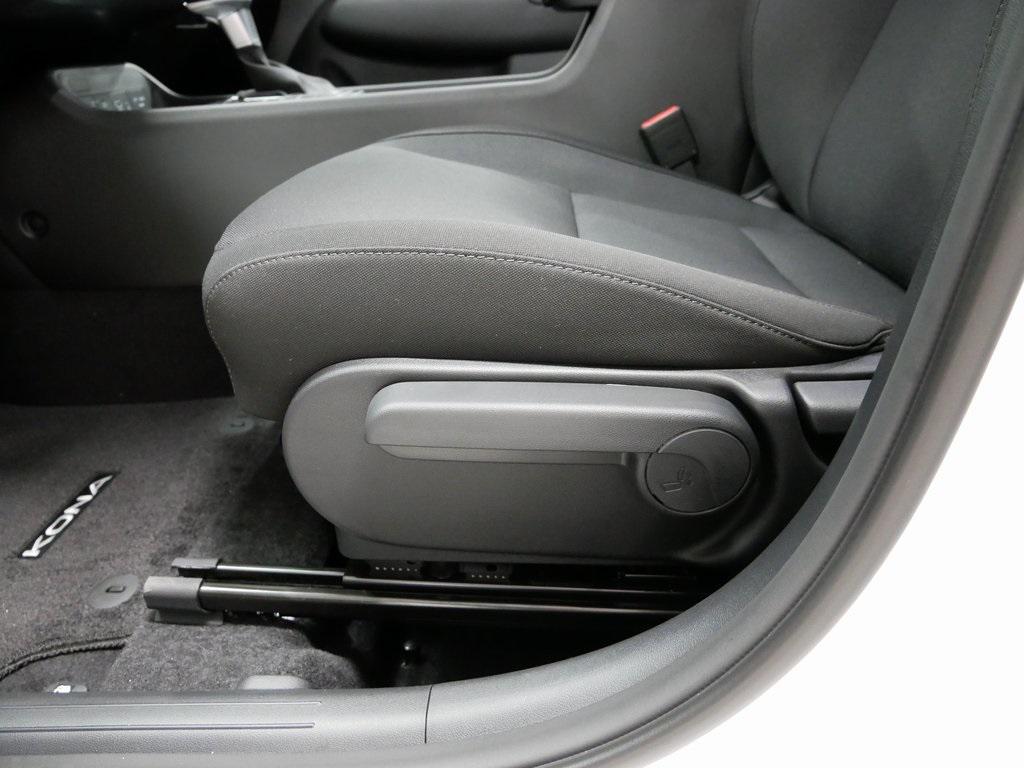 2026 Hyundai Kona SEL photo 9