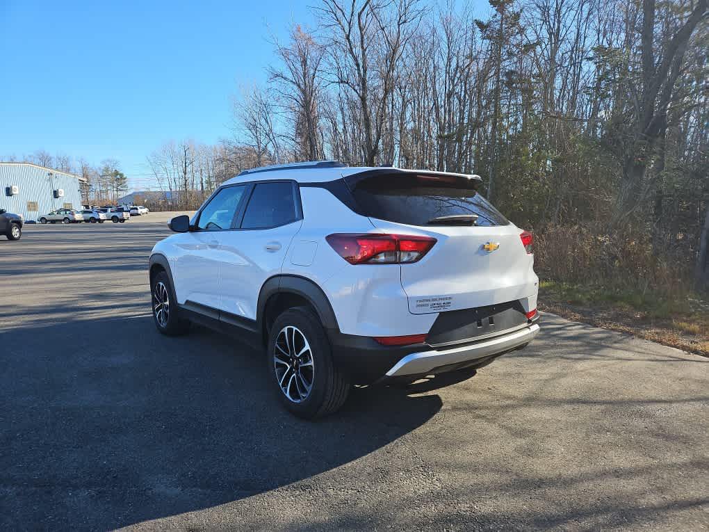 2025 Chevrolet Trailblazer LT photo 2