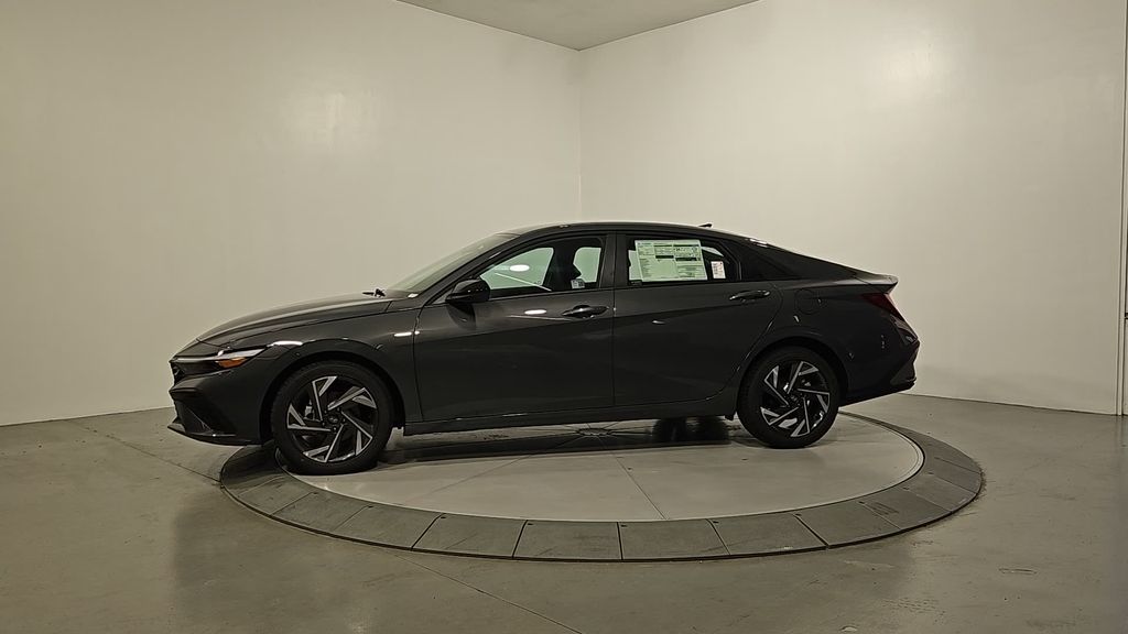 2025 Hyundai Elantra SEL Sport photo 2