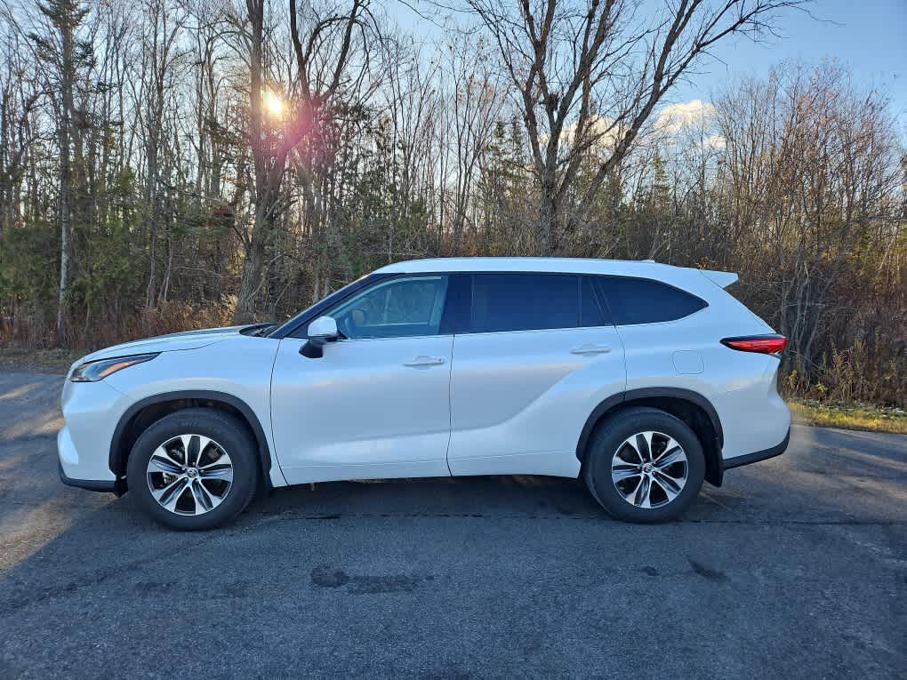 2022 Toyota Highlander XLE photo 2