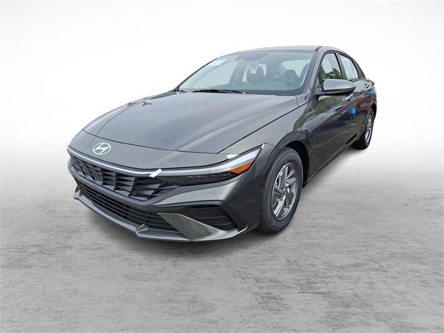 2025 Hyundai Elantra SE photo 3