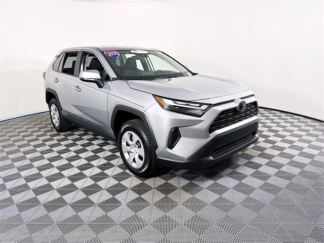 2025 Toyota RAV4 LE's photo