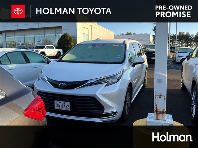 2023 Toyota Sienna XLE's photo