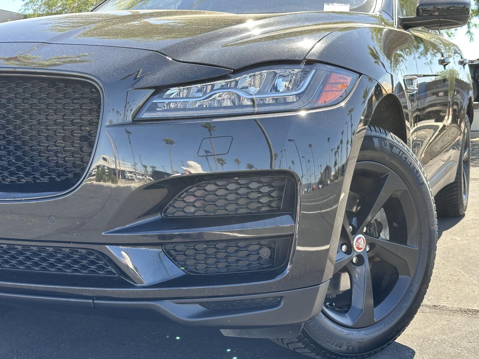2018 Jaguar F-PACE Prestige photo 2