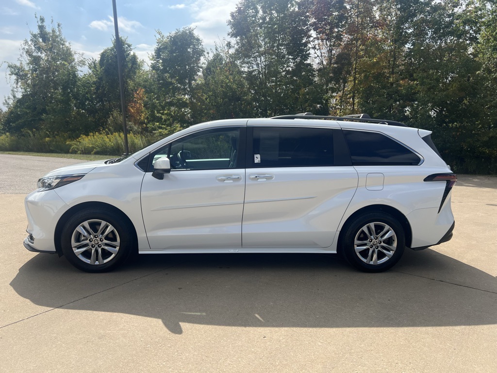 2024 Toyota Sienna XLE photo 2