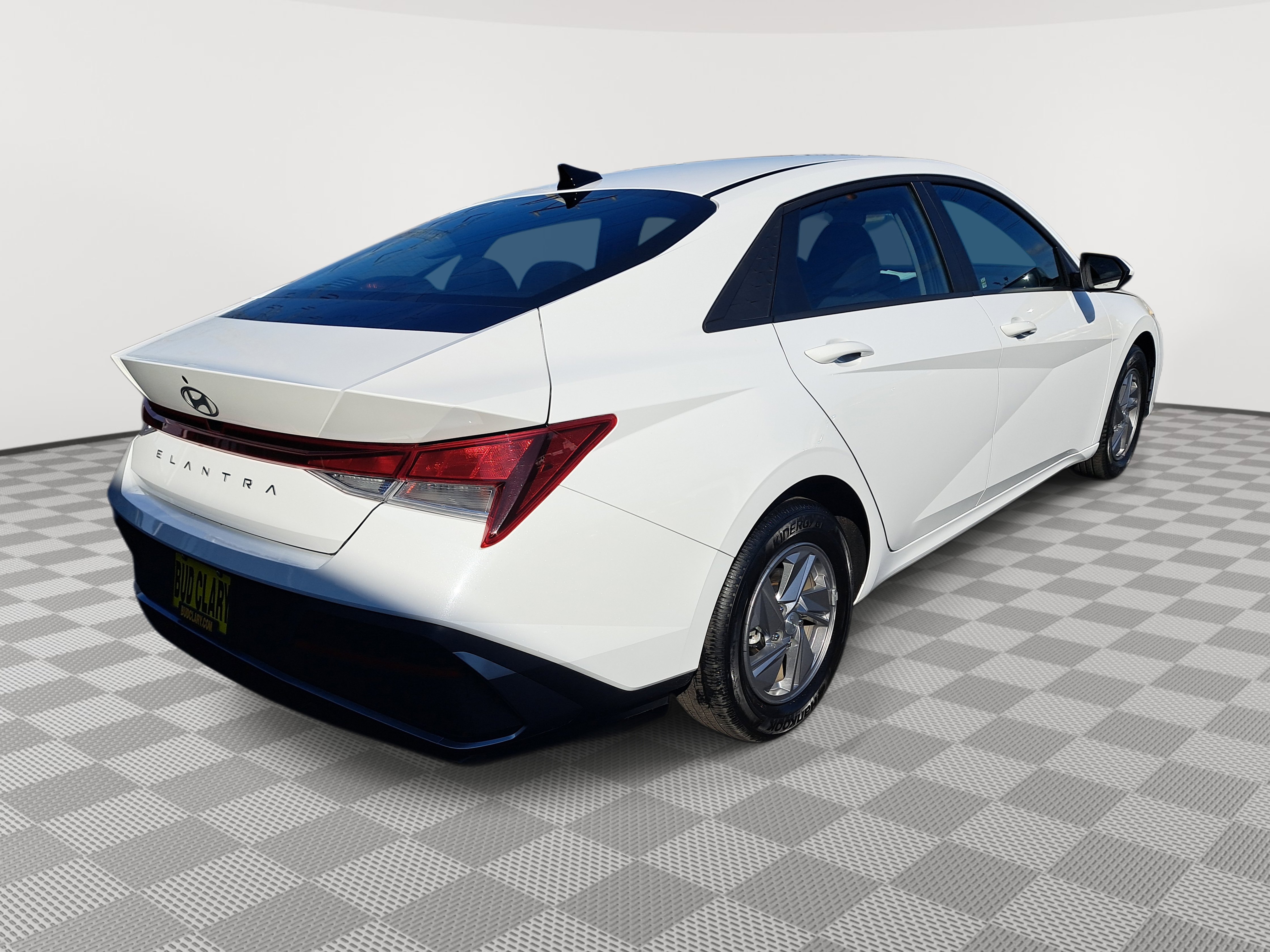2024 Hyundai Elantra SE photo 3