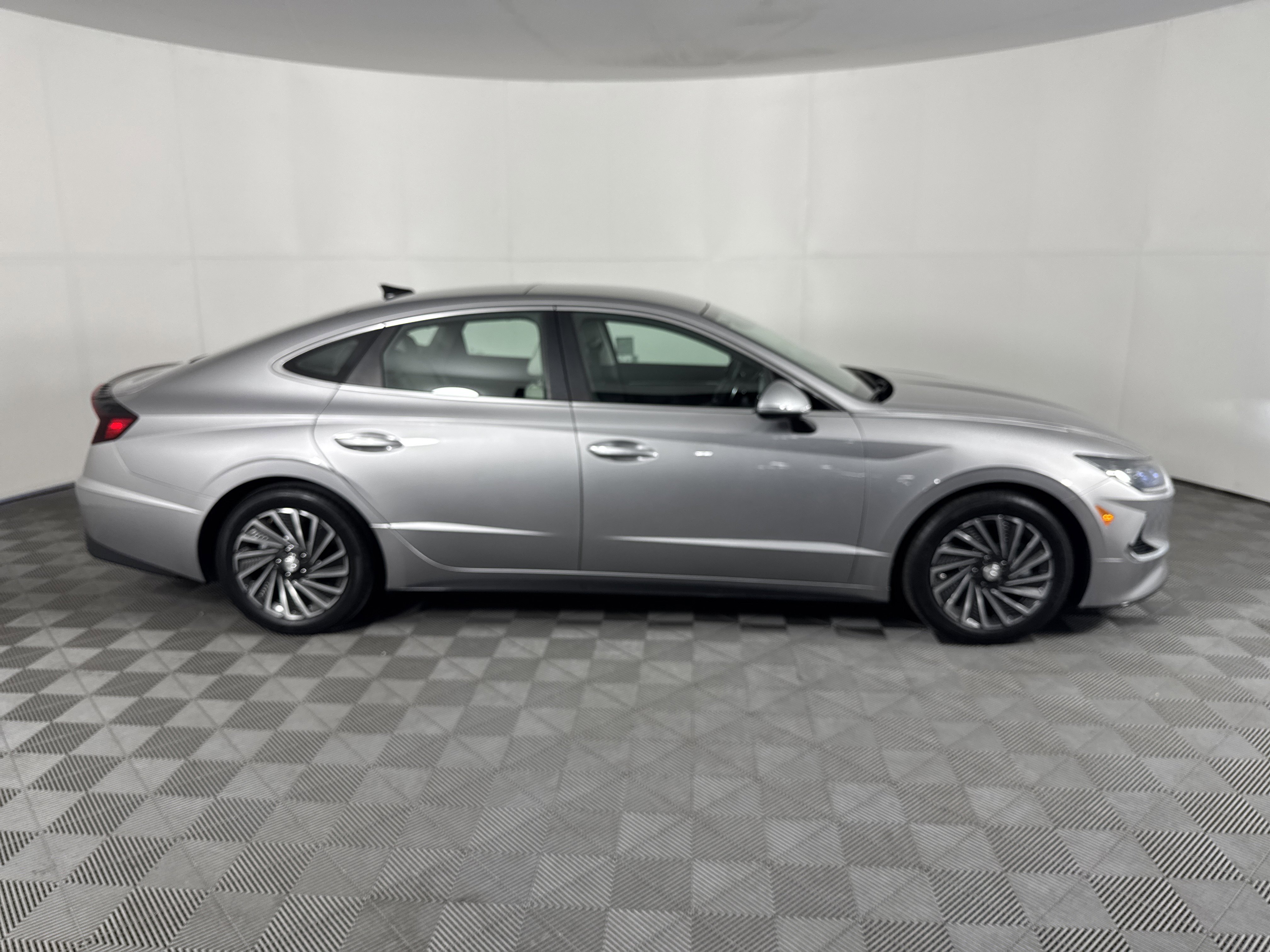 2020 Hyundai Sonata Hybrid Limited photo 2
