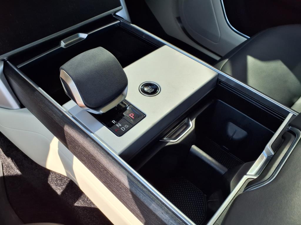2024 Land Rover Range Rover SE photo 11