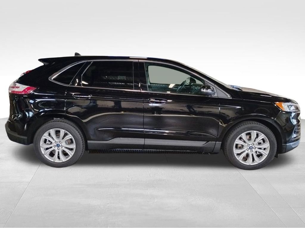 2022 Ford Edge Titanium photo 2