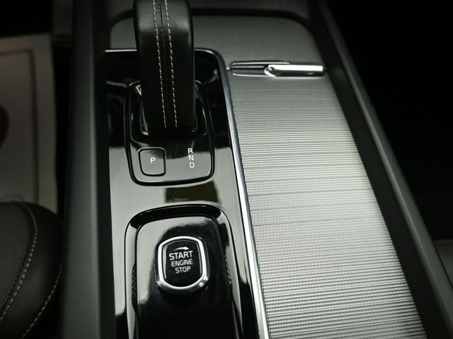 2022 VOLVO XC60 - Image 18