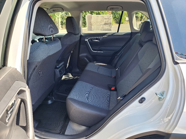 2025 Toyota RAV4 XLE photo 7