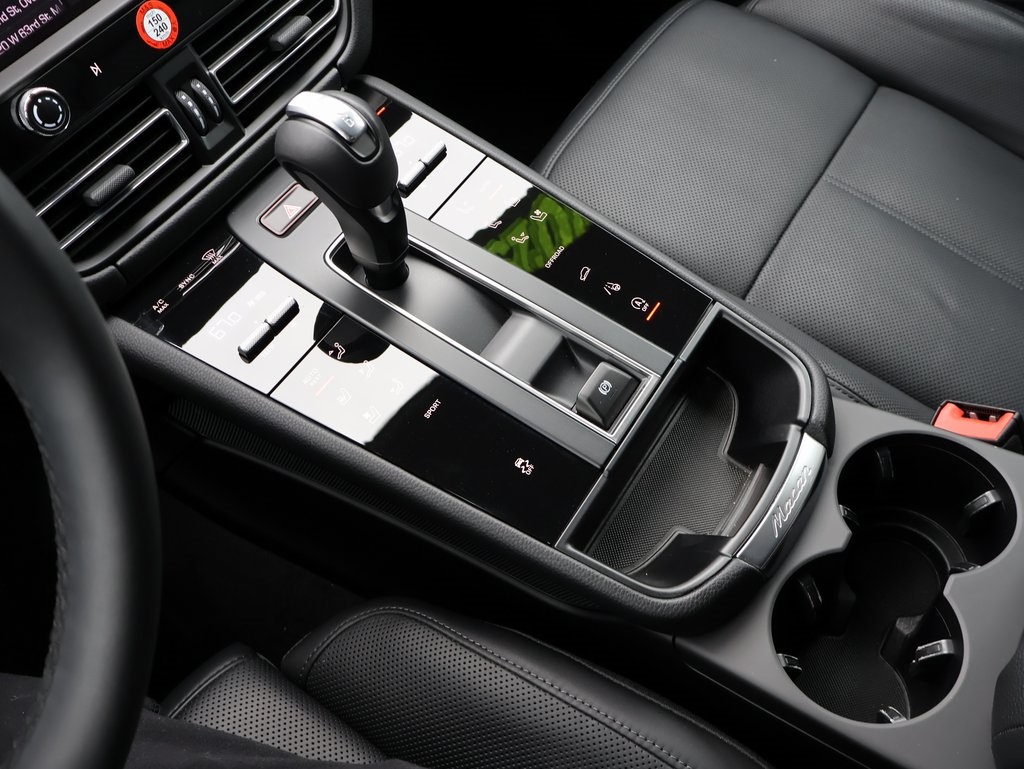 2025 Porsche Macan T photo 22