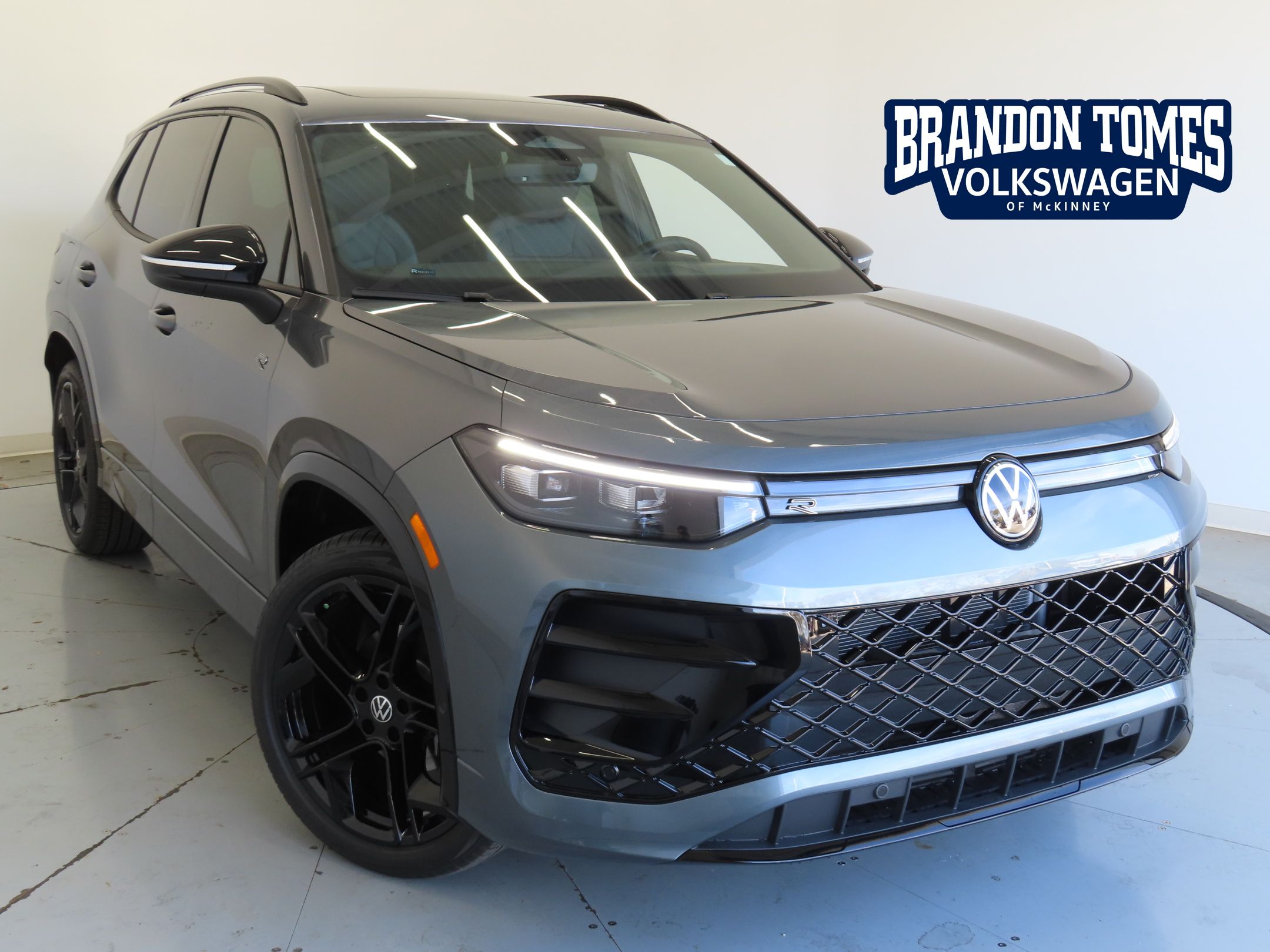 2026 Volkswagen Tiguan SE R-LINE BLACK's photo