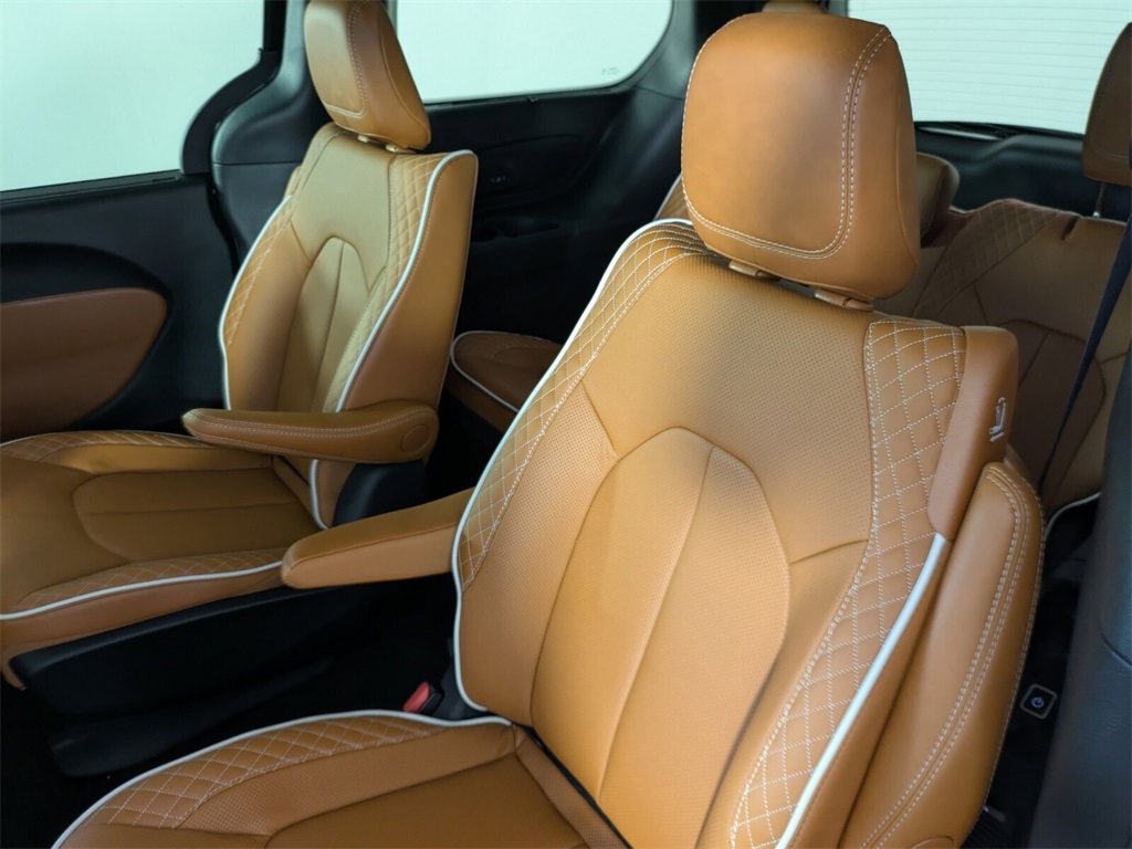 2026 Chrysler Pacifica Pinnacle photo 14