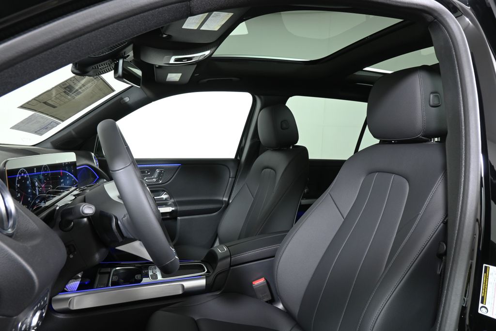 2025 Mercedes Benz GLB 250 4MATIC photo 11