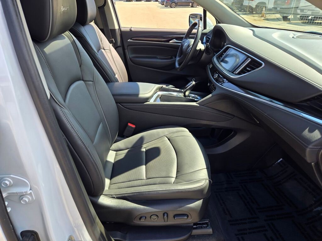 2021 Buick Enclave Avenir photo 2
