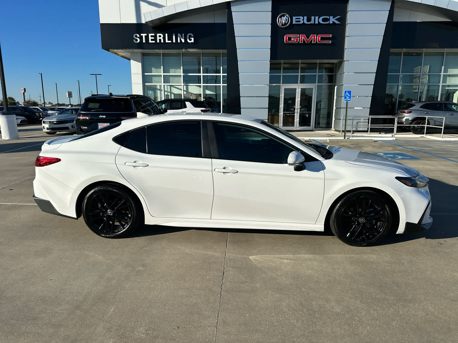 2025 Toyota Camry SE's photo