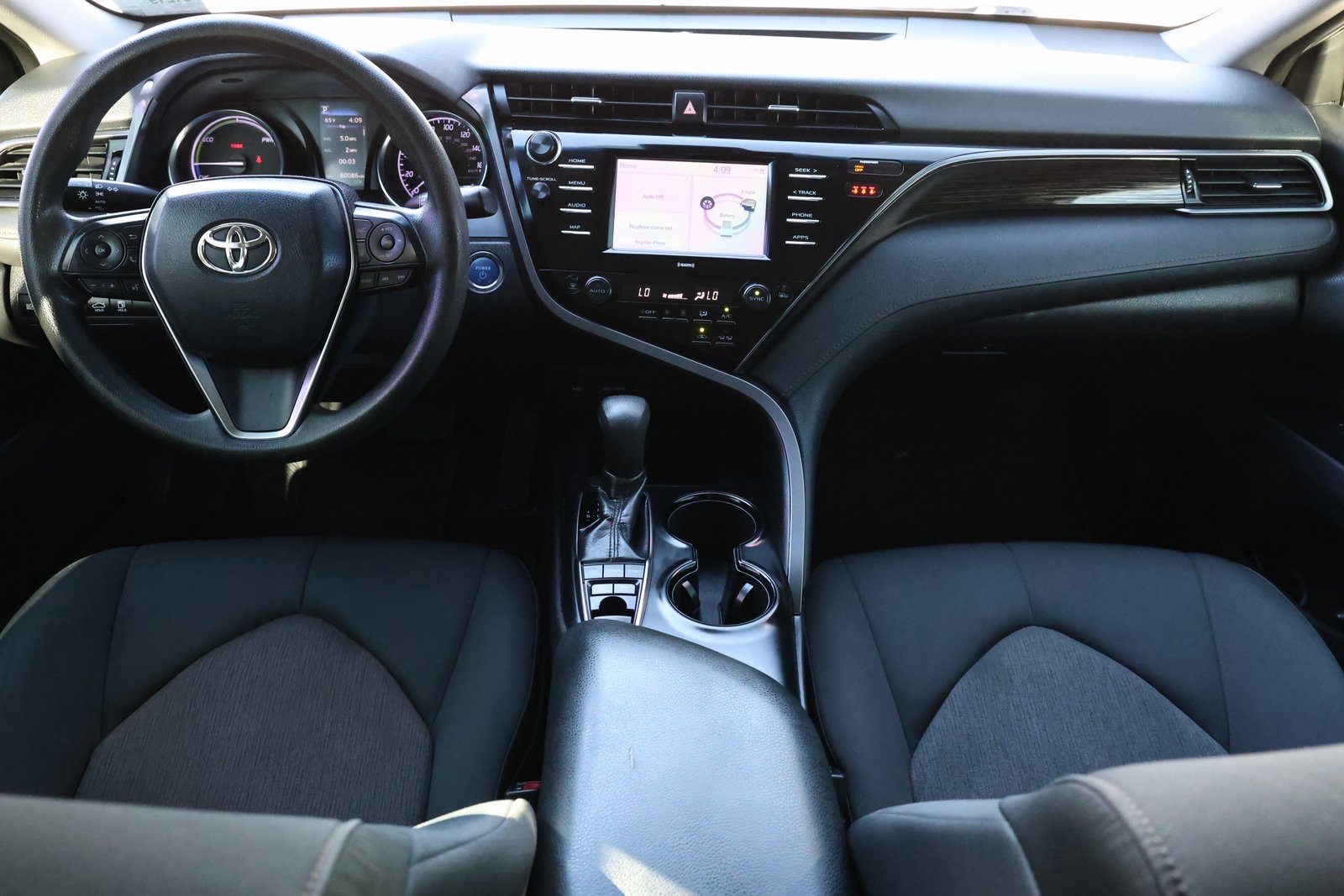 2020 Toyota Camry Hybrid LE photo 2