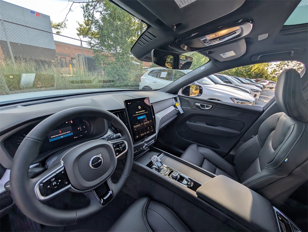 2026 Volvo XC60 B5 Black Edition photo 7