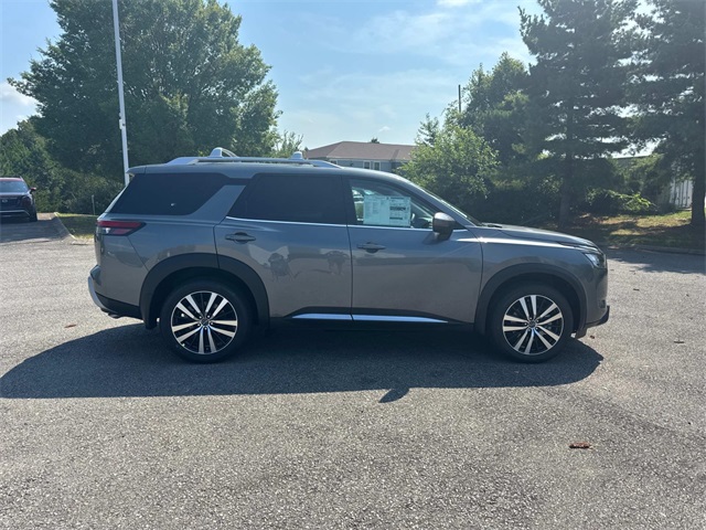 2025 Nissan Pathfinder Platinum photo 3