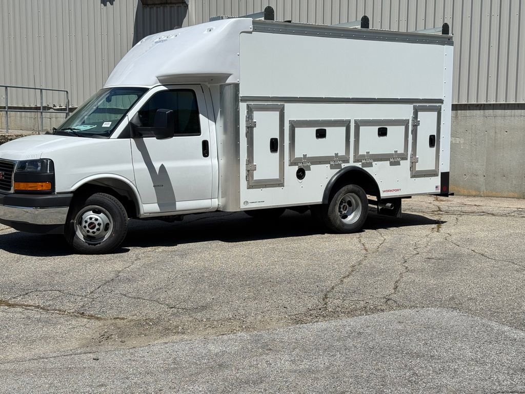 2025 Gmc Savana Cutaway 3500 photo 2