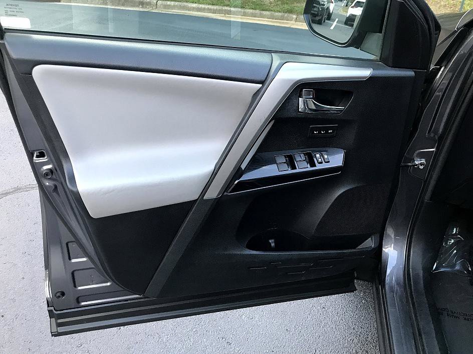 2017 Toyota RAV4 Limited photo 16