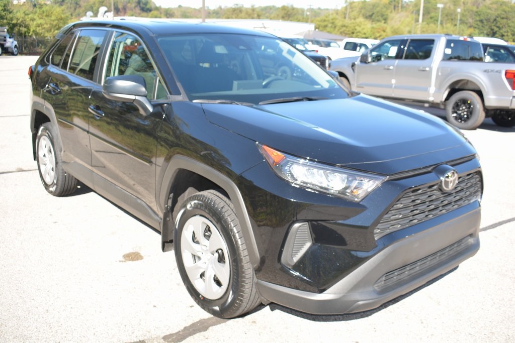 2022 Toyota RAV4 LE photo 4