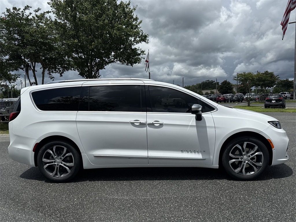2025 Chrysler Pacifica Pinnacle photo 2