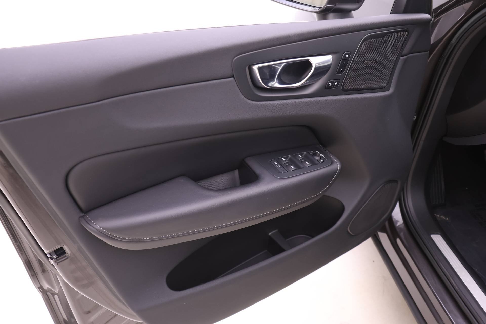 2022 Volvo XC60 B5 Inscription photo 14