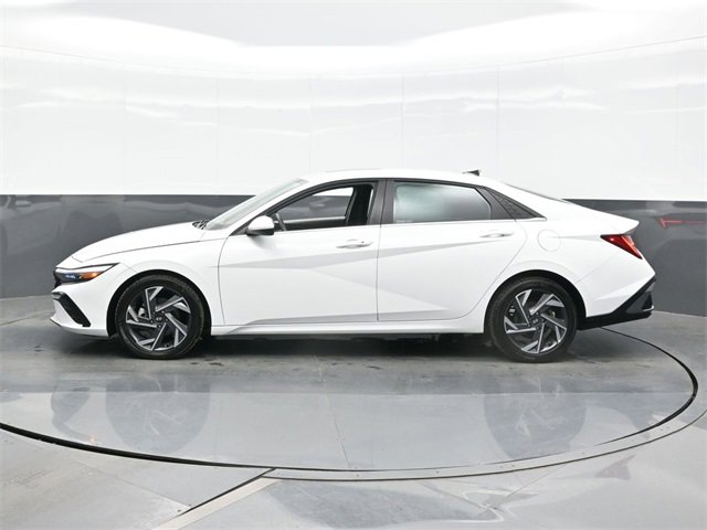 2024 Hyundai Elantra SEL Convenience photo 3