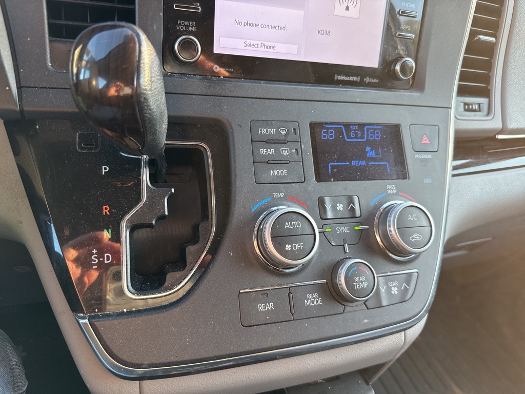 2019 Toyota Sienna XLE photo 4