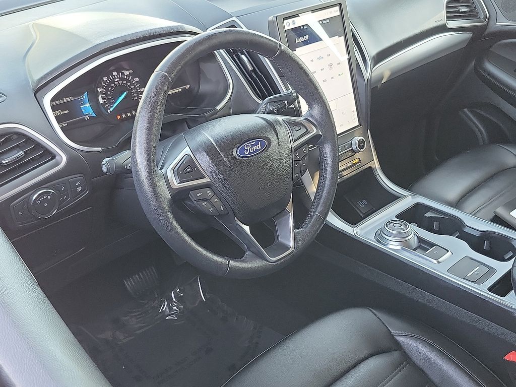 2021 Ford Edge SEL photo 2