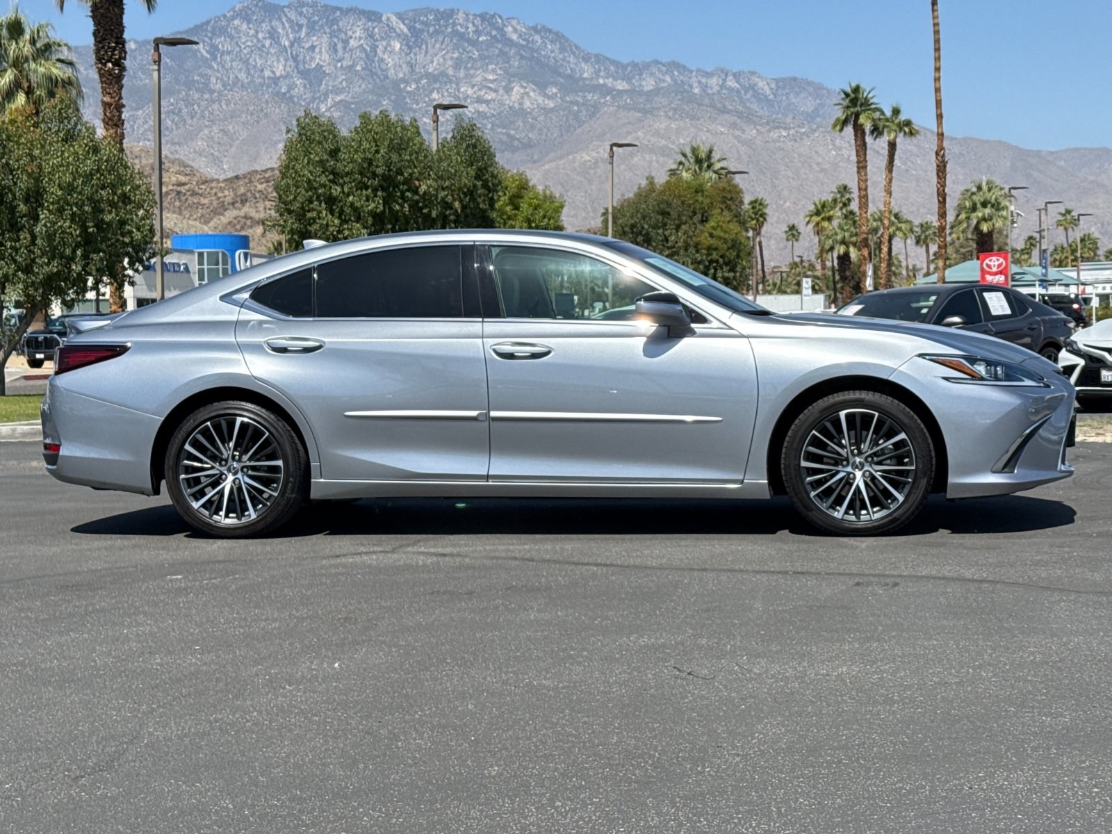 2023 Lexus ES 300h photo 2