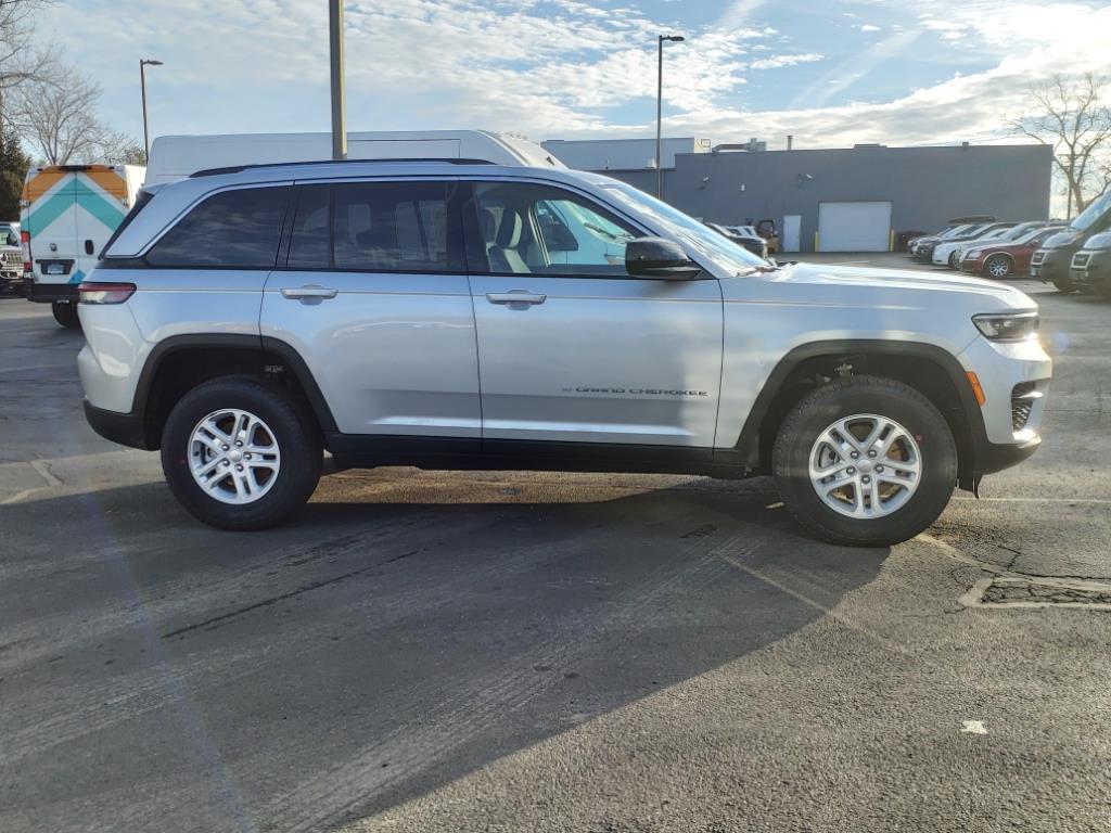 2024 Jeep Grand Cherokee Laredo photo 8