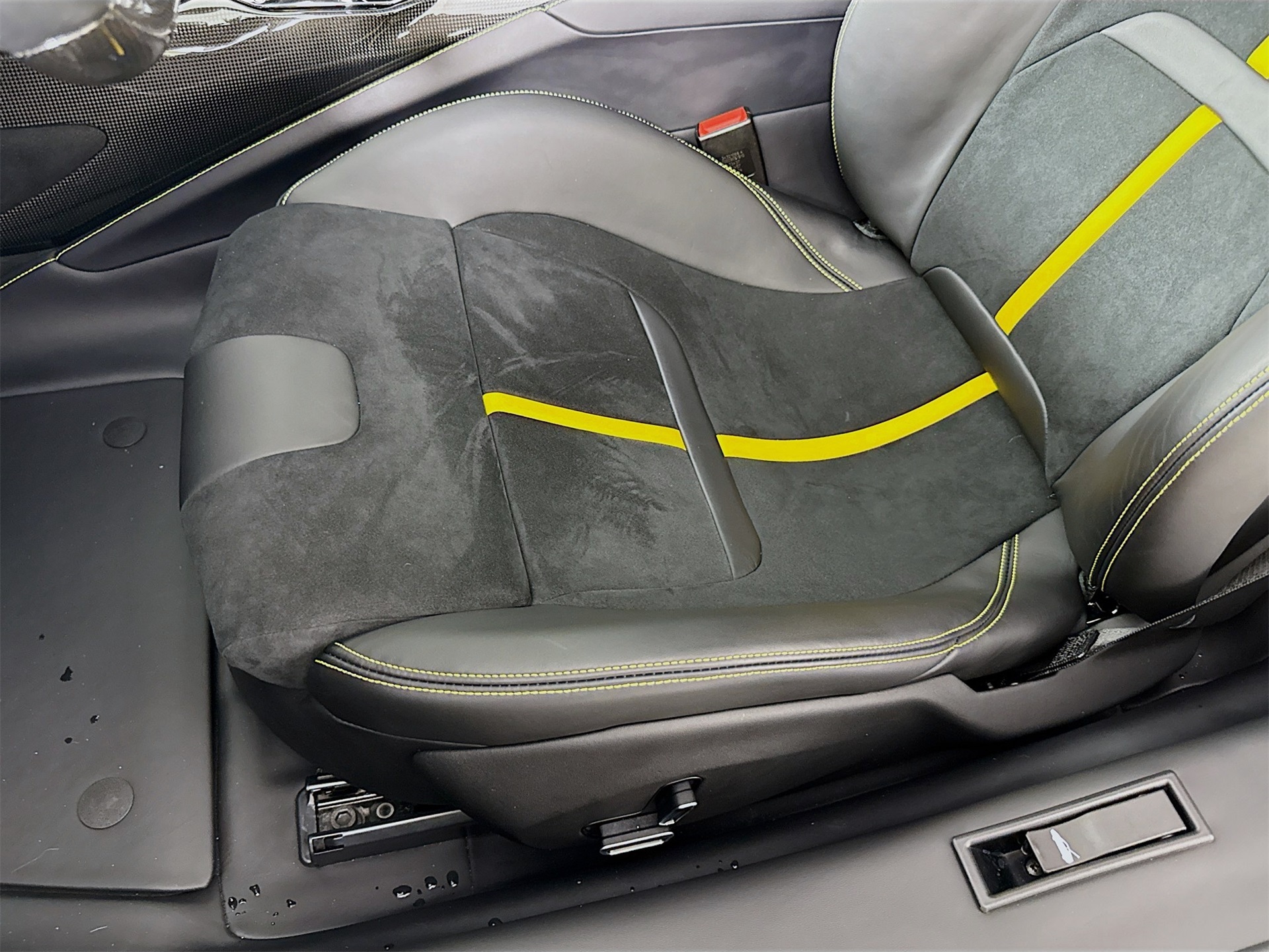 2024 Ferrari SF90 Spider Base photo 17