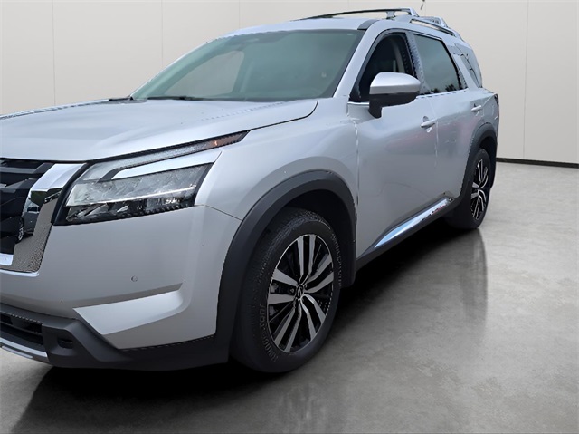 2024 Nissan Pathfinder Platinum photo 2