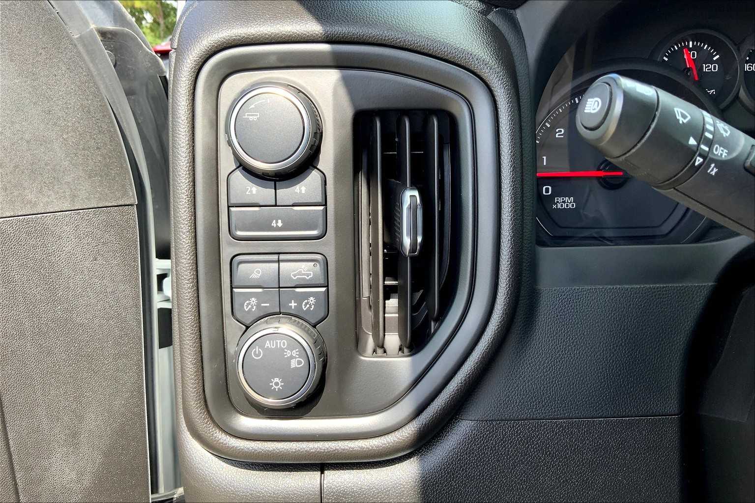 2024 Chevrolet Silverado 2500HD Custom photo 20