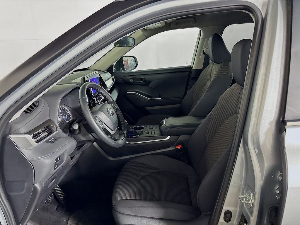 2024 Toyota Highlander LE photo 11