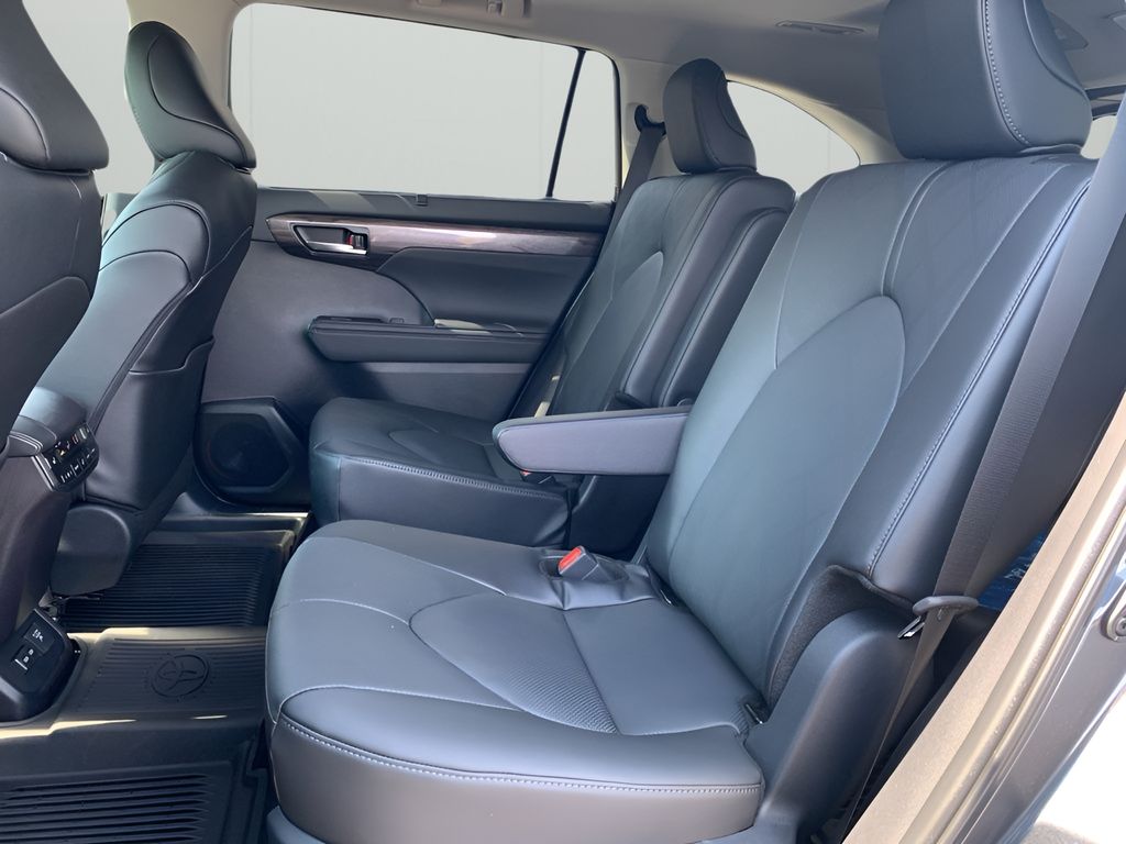 2025 Toyota Highlander Platinum photo 12