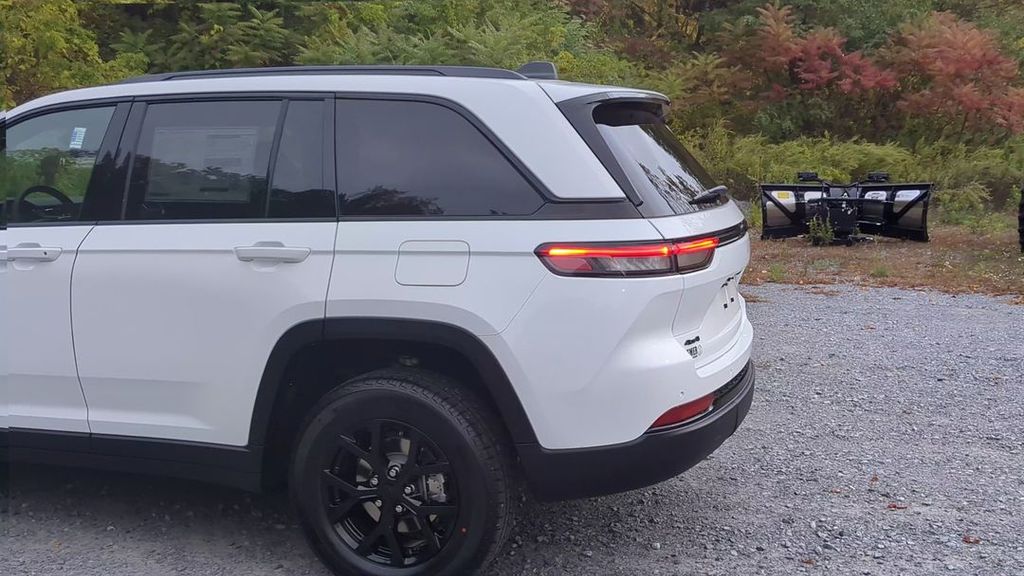 2025 Jeep Grand Cherokee Altitude X photo 2