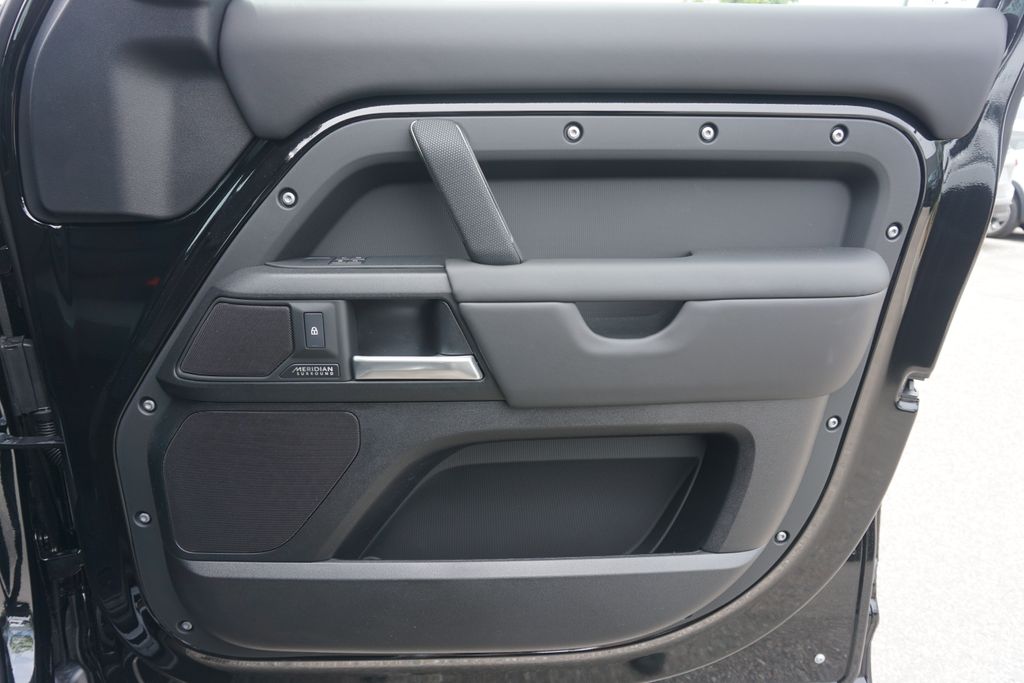 2025 Land Rover Defender 110 V8 photo 21