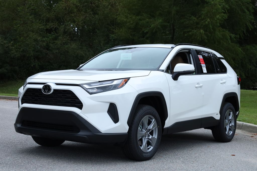 2025 Toyota RAV4 LE's photo