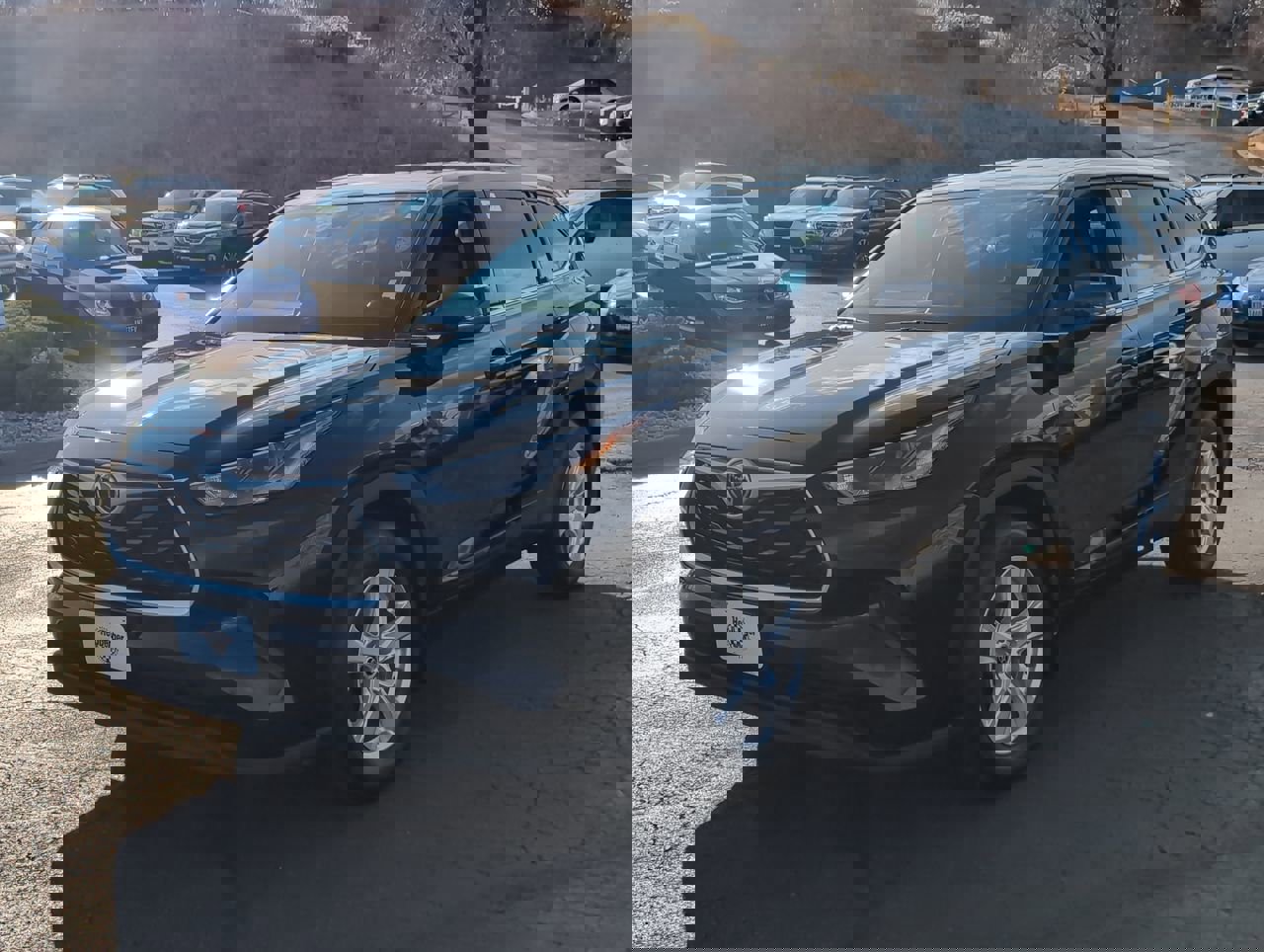 2022 Toyota Highlander L photo 2