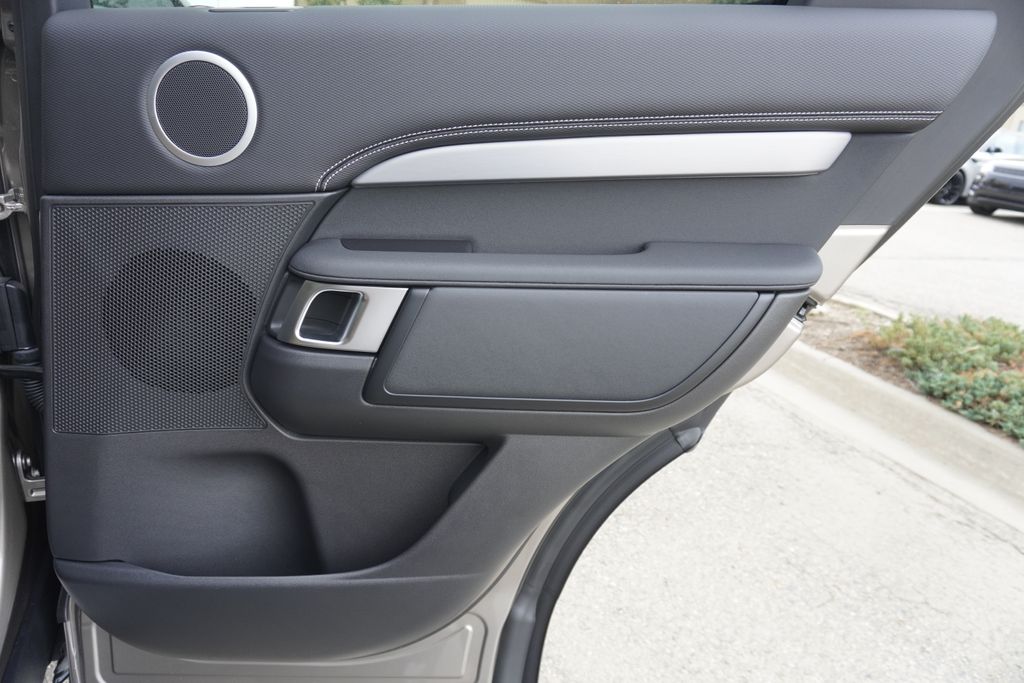 2025 Land Rover Discovery SE photo 25