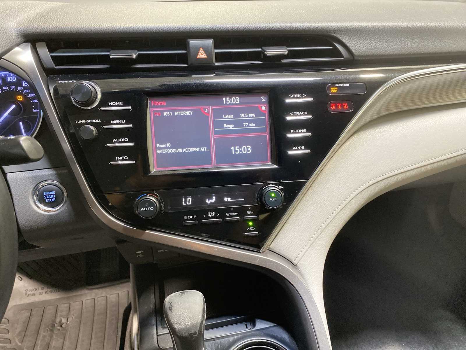 2018 Toyota Camry SE photo 16