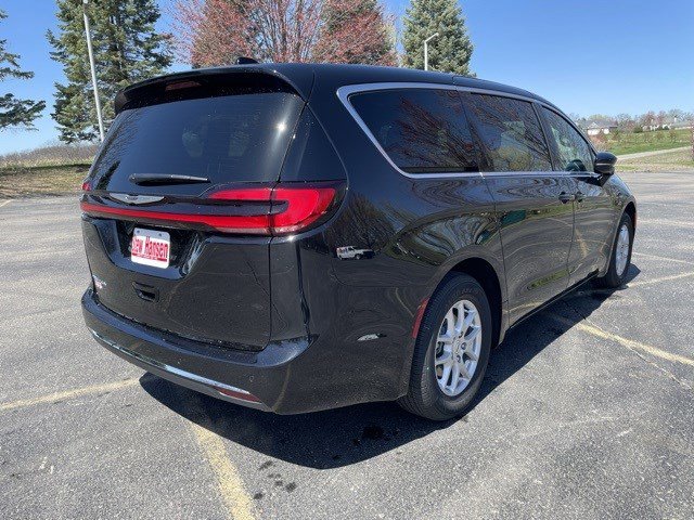 2025 Chrysler Pacifica photo 4
